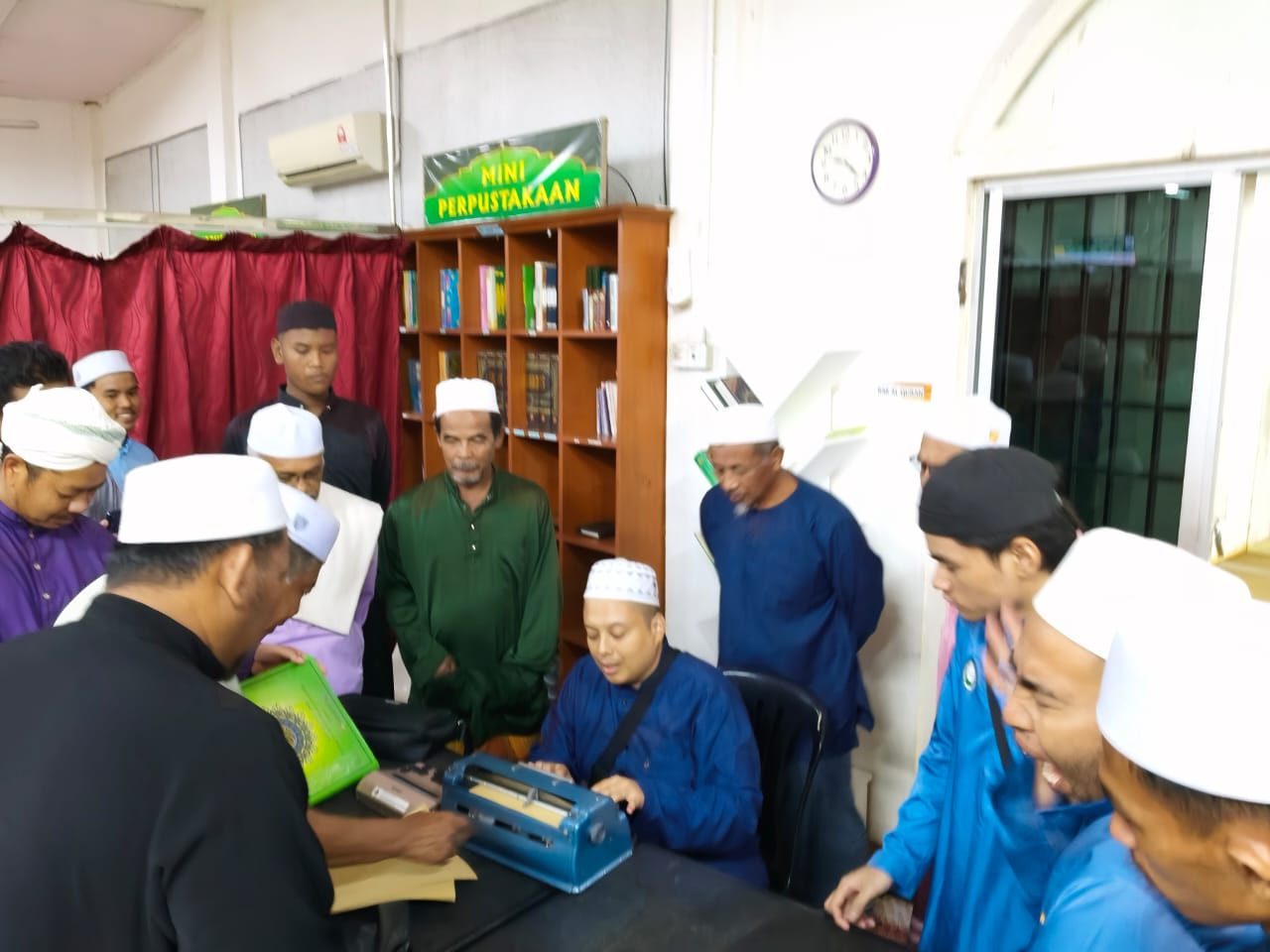 Ahli-ahli PERTIS menunaikan solat berjemaah semasa program kerohanian