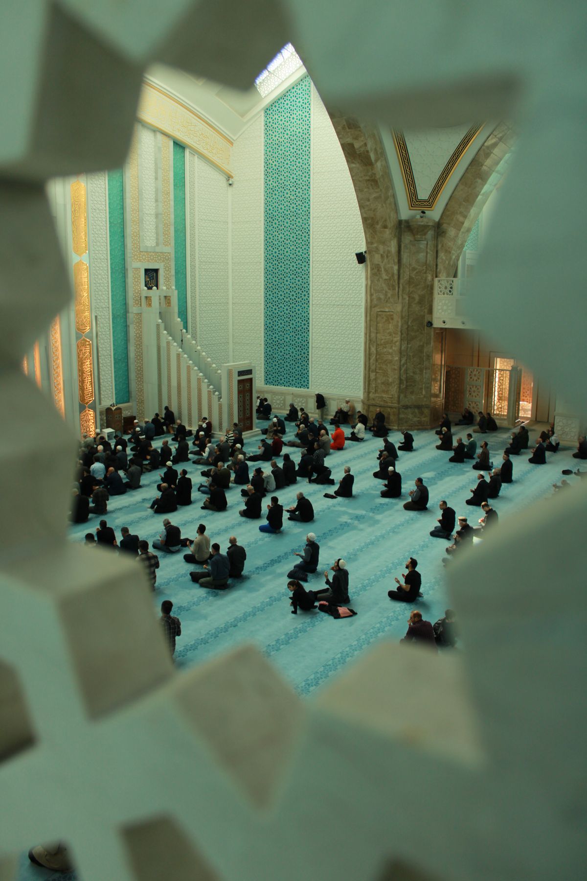 Jemaah menunaikan solat berjemaah di dalam masjid (imej stok)