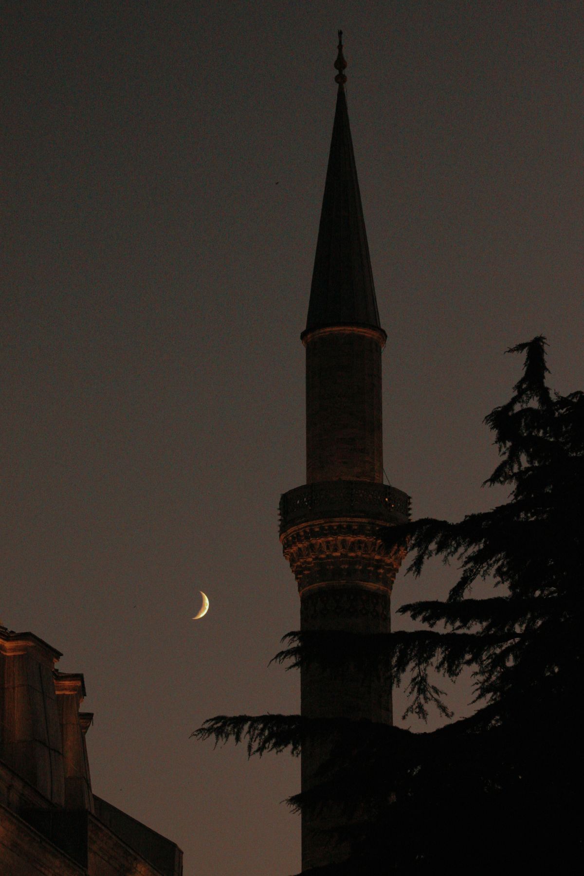 Anak bulan dan menara masjid menandakan permulaan bulan Islam (imej stok)